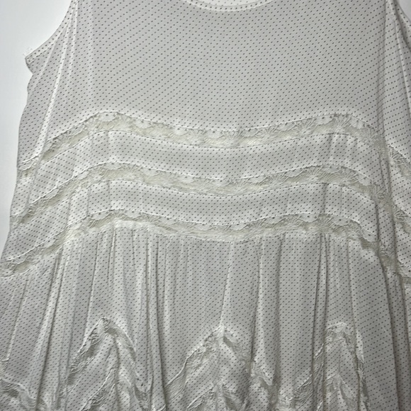 Free People Whit/Black dots Sleeveless Racerback Ruffle Sharkbite Lace top Sz M - Picture 5 of 9